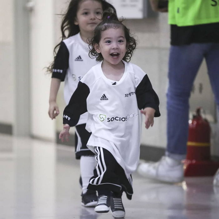 발목까지 오는 축구 반바지 입고 아빠에게 대롱대롱 매달린 ‘세젤귀’ 건후