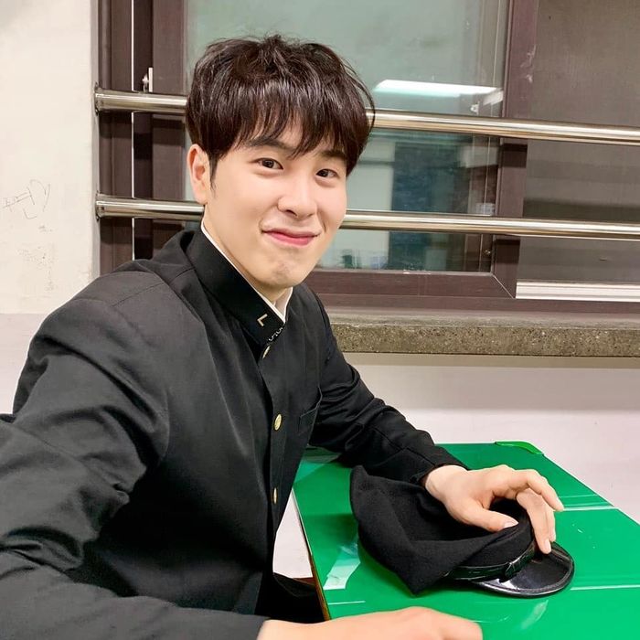 앞머리 내리고 ‘비주얼 만렙’ 찍고 있는 피오 근황 사진