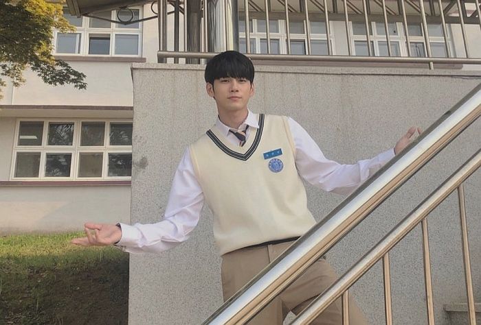 병문고 교복 단정히 입고 정석적인 ‘남친짤’ 만들어 낸 옹성우