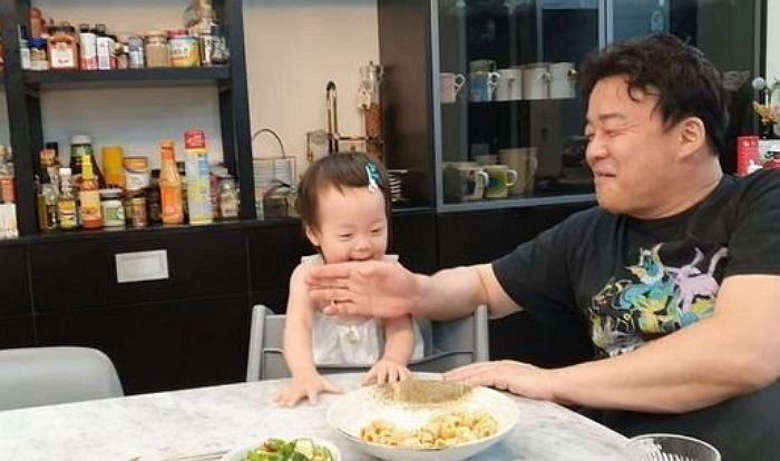 “아빠 아~”···막내딸 애교에 사르르 녹아버리는 ‘딸바보’ 백종원