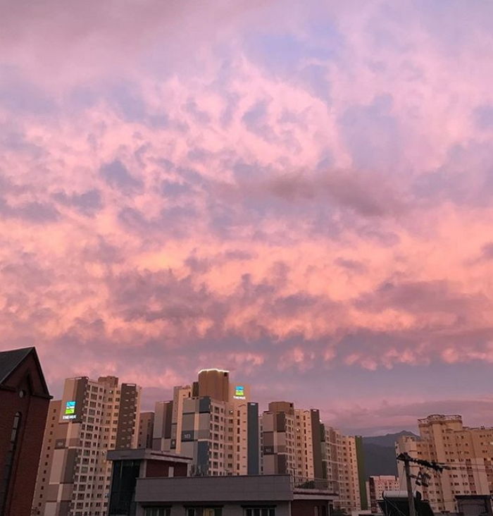 태풍 앞두고 러블리한 ‘핑크빛’ 내뿜으며 인증샷 쏟아지게 만든 오늘(6일) 자 저녁 하늘