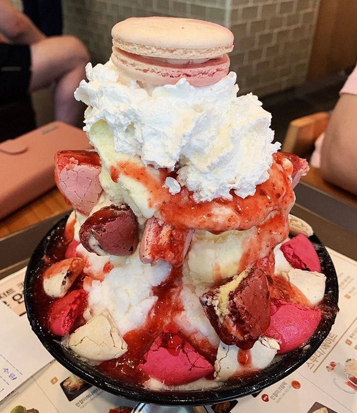 숟가락으로 마카롱 부숴 바닐라 아이스크림에 섞어 먹는 상큼달달 설빙 ‘딸기 마카롱 빙수’