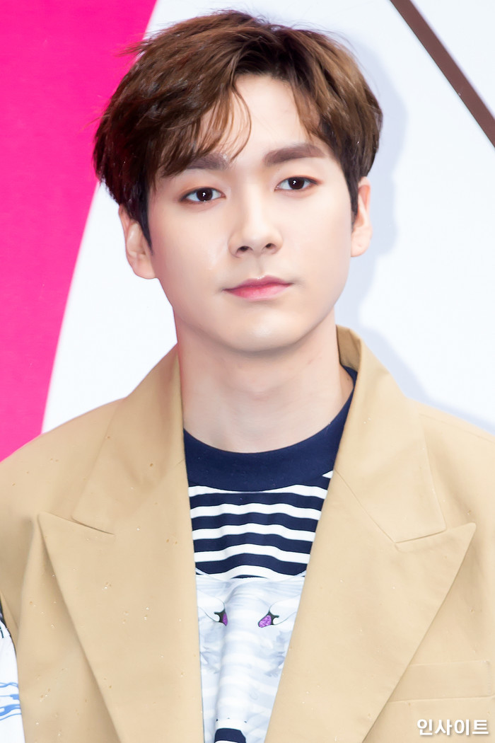 비행기서 통역으로 ‘위급환자’ 생명 구한 뉴이스트 아론