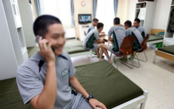 “군부대에서 이유도 안 알려주고 휴대폰 사용 시간을 강제로 줄이고 있습니다”