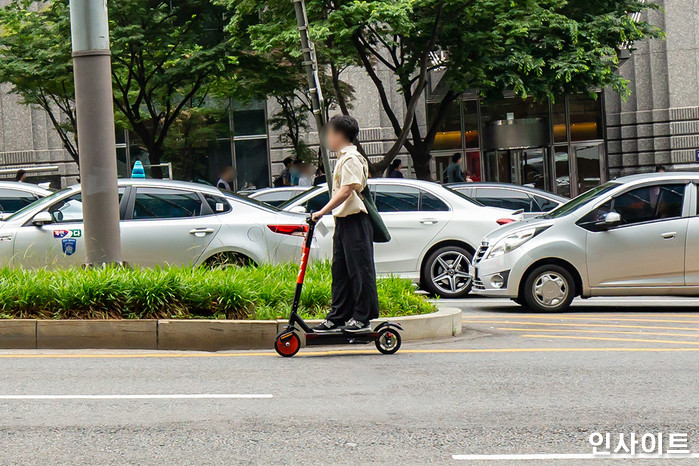 “한남대교서 퀵보드 무단횡단하다 사고내고 도망친 청년을 수배합니다”