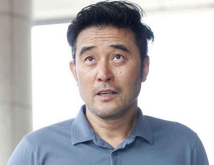 ‘보복운전’ 혐의로 법원 출석하며 ‘파워 당당’하게 웃은 최민수