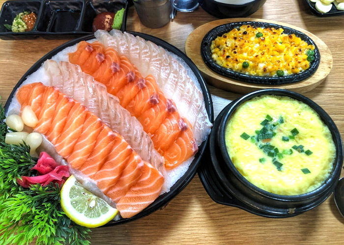 노량진 횟집서 ‘2만원’ 내면 먹을 수 있는 쫄깃 두툼한 ‘연어+광어회’ 클라스