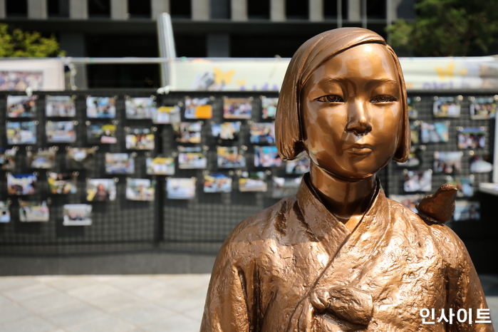 오늘(14일)은 일본군의 ‘성노예제’에 고통받았던 ‘위안부 피해자’를 기리는 날입니다