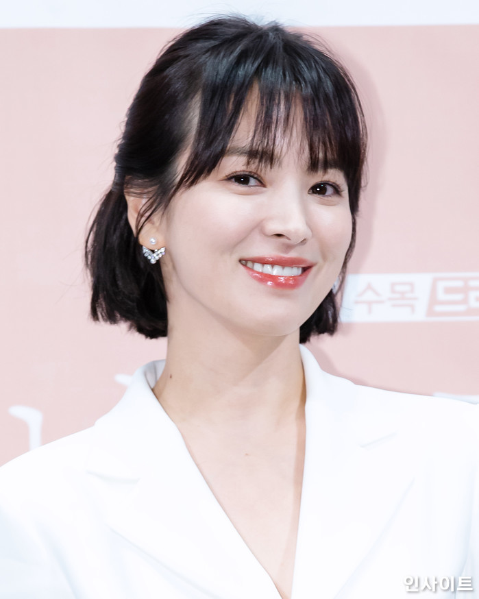이번 광복절에도 자비로 ‘독립운동 안내서’ 1만 부 기증한 송혜교