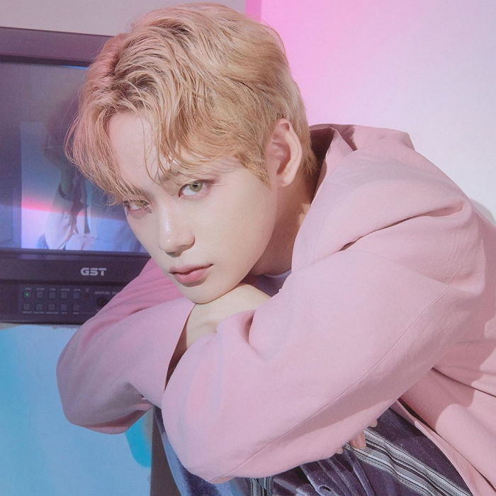 새 화보서 뱀파이어 같은 ‘섹시+퇴폐미’ 뿜어낸 ‘프듀 X’ 이세진