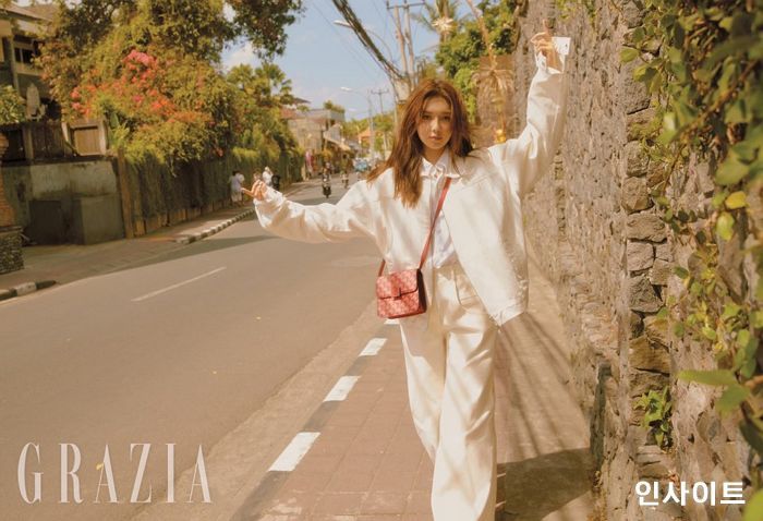 수영, 발리에서 찍은 가을 화보 통해 시크한 매력 발산