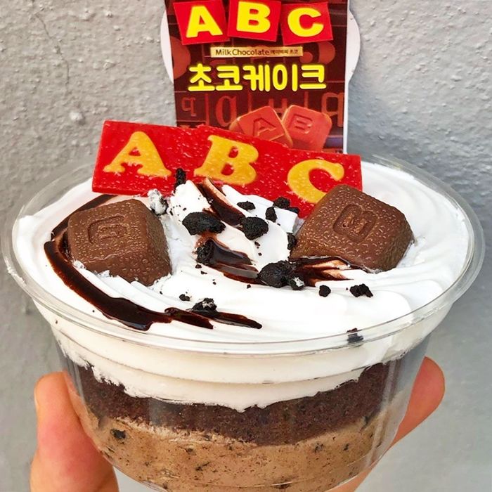 부드러운 생크림 케이크에 초콜릿 콕콕 박혀 달달함 터지는 ‘ABC 초코케이크’
