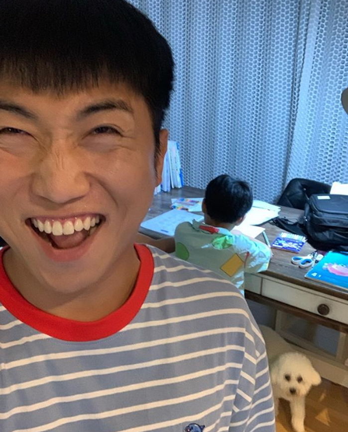 ‘방학’ 끝나 슬퍼하는 아들 앞에서 개방정 떨며 ‘개학 축하 공연’ 벌인 유세윤