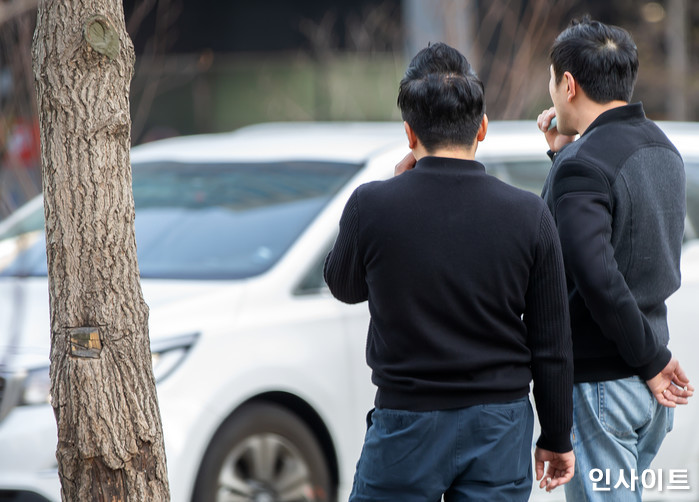 “근무 중 ‘10~15분’씩 담배 피우고 오는 흡연자들 ‘퇴근시간’ 늦춰주세요”