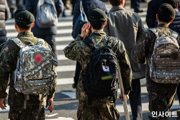 새벽, 몰래 부대 탈영해 술 잔뜩 퍼마신 대한민국 육군 병사 2명