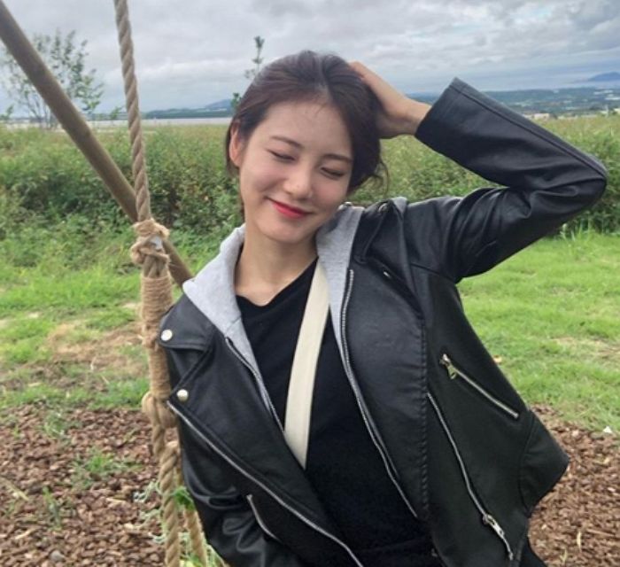 오늘 자 라이더 재킷 입고 ‘제주도’ 놀러가 가을 만끽하는 신예은