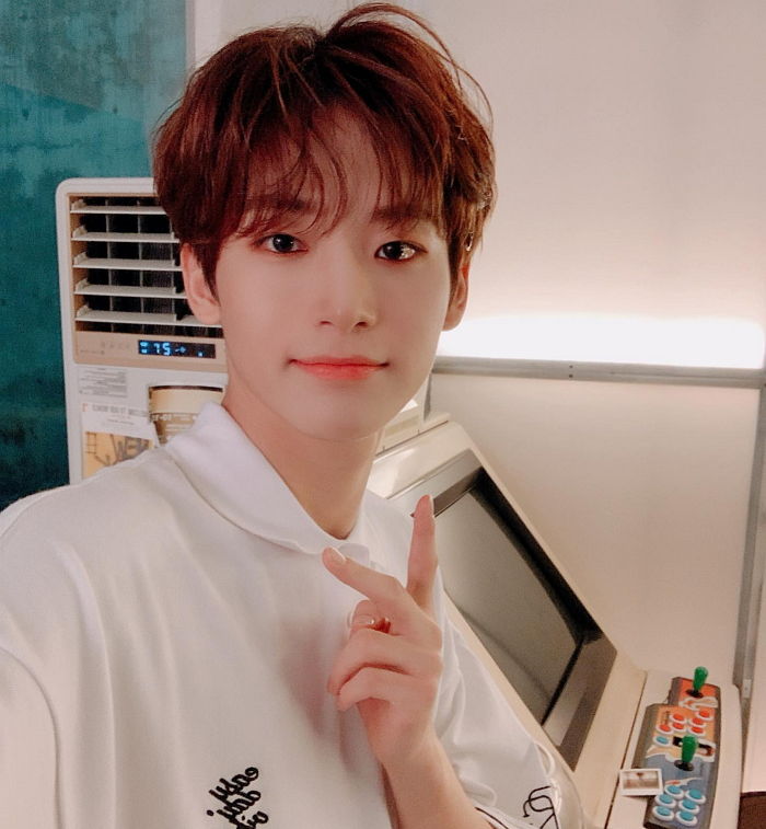 ‘흰티+볼륨펌’으로 ‘순정만화 남주’ 비주얼 뽐내는 ‘프듀X’ 구정모