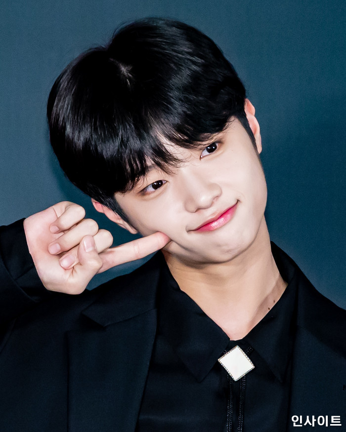 “잘봐주떼염♥”···데뷔 쇼케서 ‘이쁜 짓’ 애교 부리는 ‘엑스원’ 손동표