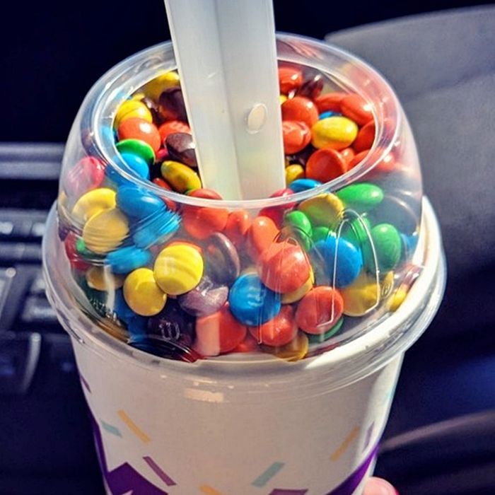 바닐라 아이스크림에 오색찬란 초콜릿 잔뜩 들어가 달달함 폭발하는 맥날 ‘엠엔엠즈 맥플러리’