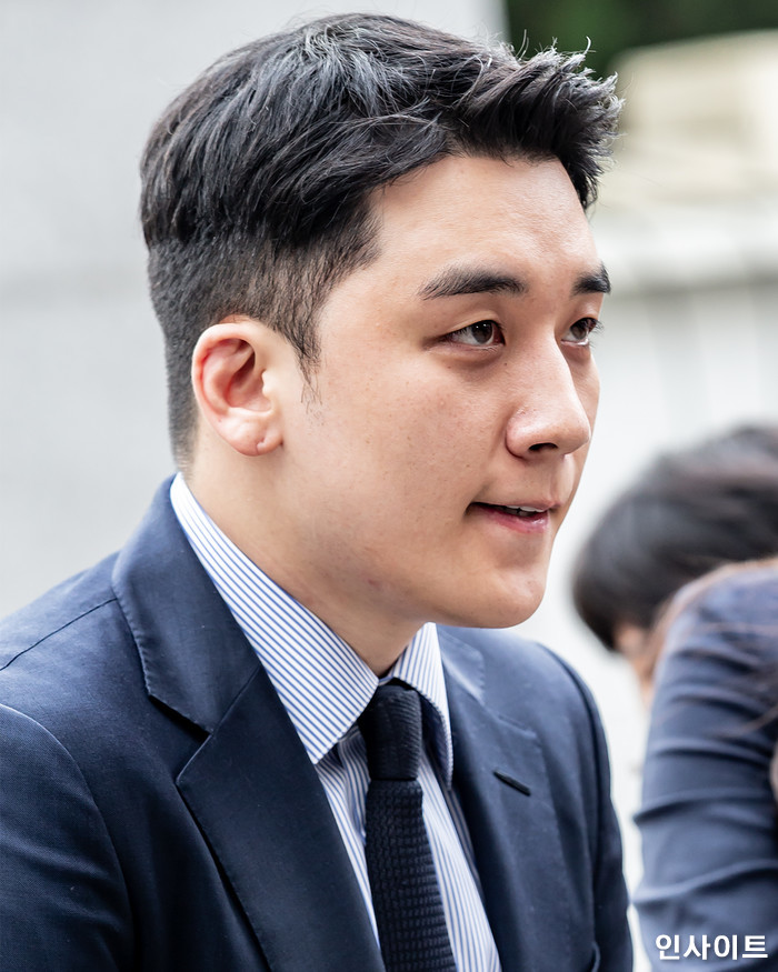 몰라보게 ‘통통’해진 모습으로 다시 경찰 출석한 ‘원정도박 혐의’ 승리