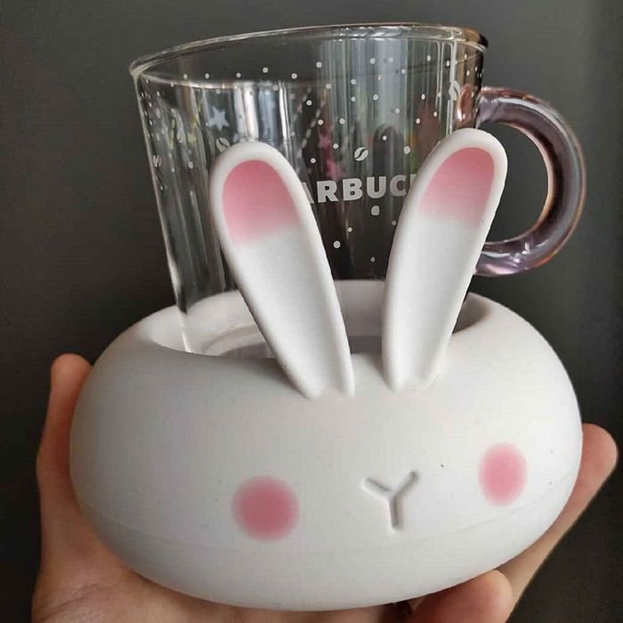 귀여운 토끼 받침대에서 영롱하게 반짝거리는 스타벅스 ‘토끼 무드등’ 유리컵