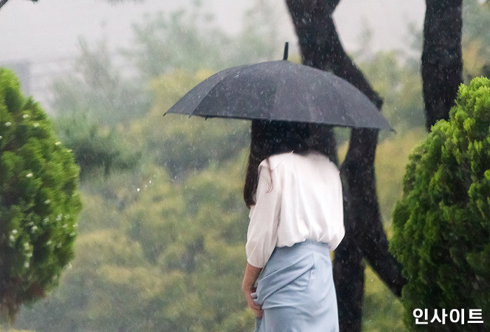 “우산 챙기라고 카톡하세요 ♥” 금요일인 오늘(30일), 일부 지역에 ‘소나기’ 쏟아진다