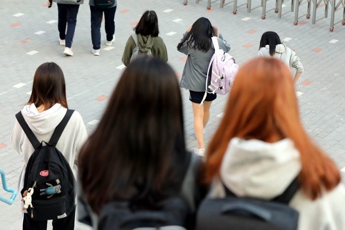 “앞으로 통제 어떻게 하나요?”···‘두발·복장·핸드폰 규제’ 교칙 삭제 반대한 선생님들