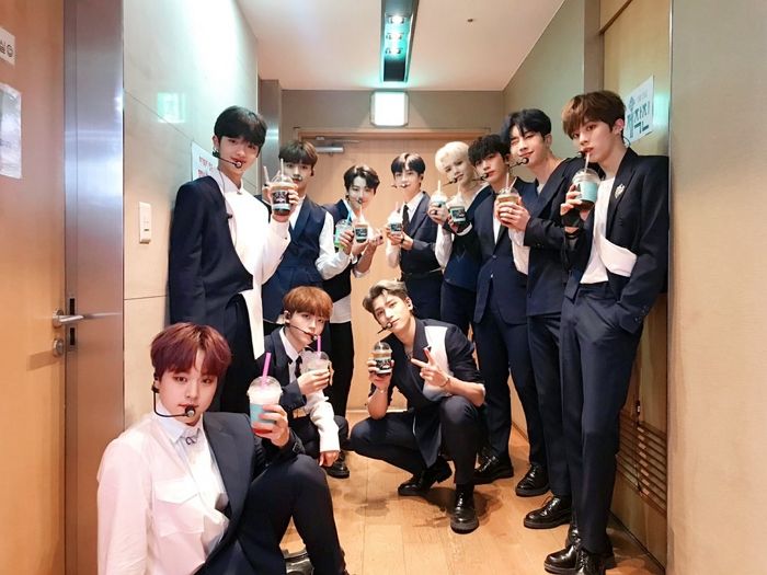첫 ‘음방’ 데뷔 마친 뒤 음료 마시며 ‘수트핏’ 자랑한 엑스원 멤버들 사진