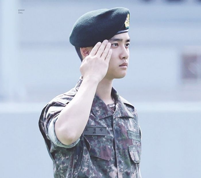 거대한 ‘가방’ 들쳐 메고 한 손에는 ‘도시락’ 든 채 자대로 성큼성큼 걸어간 디오