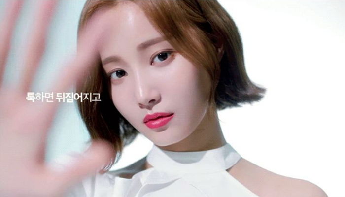 판넬보다 더 예쁜 미모 뽐내는 ‘실물 끝판왕’ 모모랜드 연우