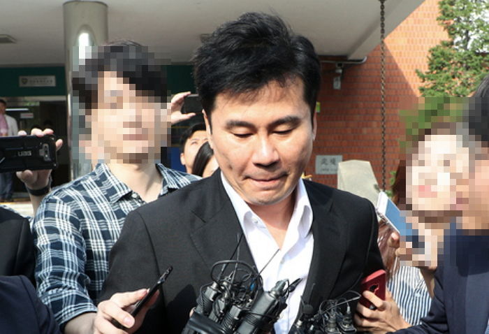 ‘22시간’ 조사받고 집 가다가 카메라에 머리 콩 박은 ‘성접대·도박 혐의’ 양현석