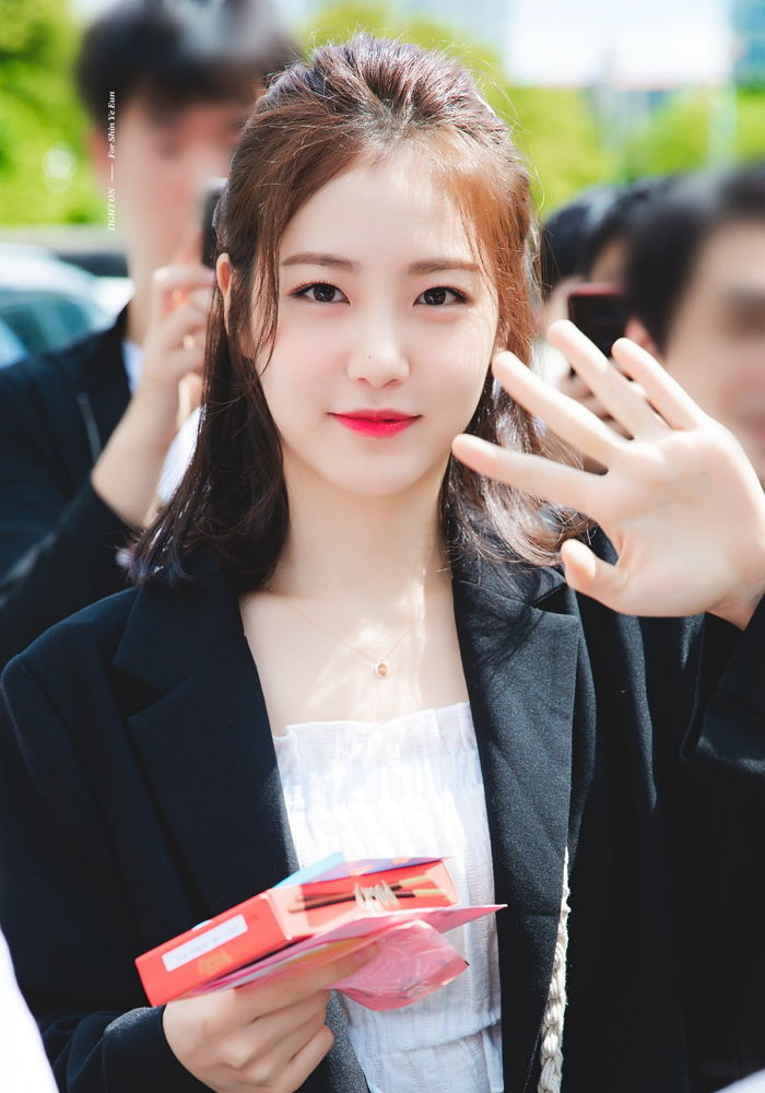 어제자 ‘뮤뱅 출근길’서 또 영화 한 편 찍고 간 ‘세젤예’ 신예은