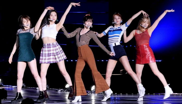 웬디에게만 ‘옷 짧게’ 입혀 팬들 분노하게 한 ‘레드벨벳’ 코디