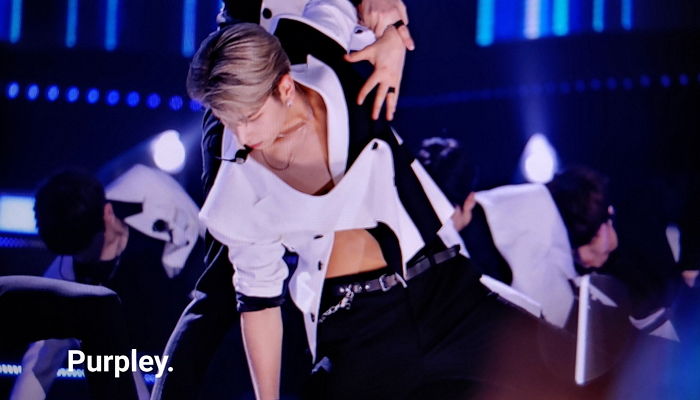 훅 파인 의상 덕분에 ‘단단한 복근’ 강제 공개한 엑스원 이한결