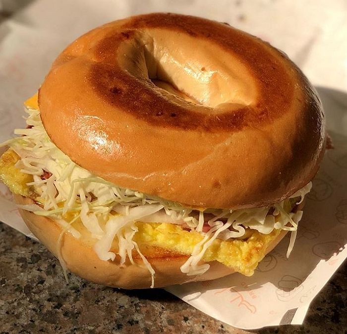 빵 안에 ‘베이컨+치즈+감자’ 한가득 때려넣은 이삭토스트 신상 ‘베이컨치즈샐러드베이글’