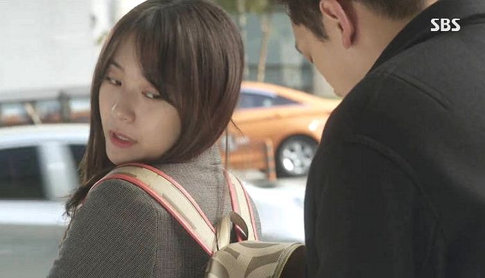 “남자들은 왜 가방 없이 다니면서 제 가방에 자기 소지품을 넣을까요?”