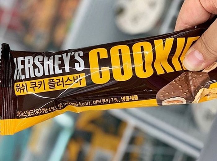 허쉬 캐러멜 아이스크림에 버터쿠키 콕콕 박힌 GS25 신상 ‘허쉬 쿠키 플러스바’