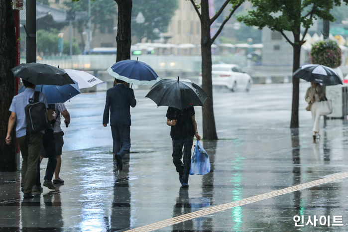 “야외 데이트 꿈도 꾸지 마세요”···이번 주말 내내 서울에 ‘물폭탄’ 떨어진다