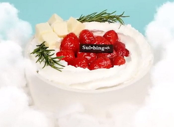 구름같이 폭신한 생크림에 달콤한 딸기+치즈 큐브 가득 올라간 설빙 신상 빙수
