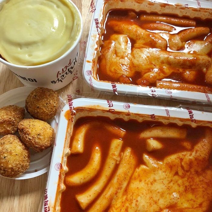 매콤한 떡볶이 국물에 콕 찍어 먹으면 스트레스 확 풀리는 신전 ‘크림치즈볼’