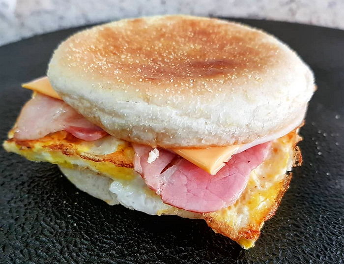 고소한 빵 안에 짭조름한 베이컨+치즈 넉넉하게 들어간 이삭 ‘베이컨치즈머핀’