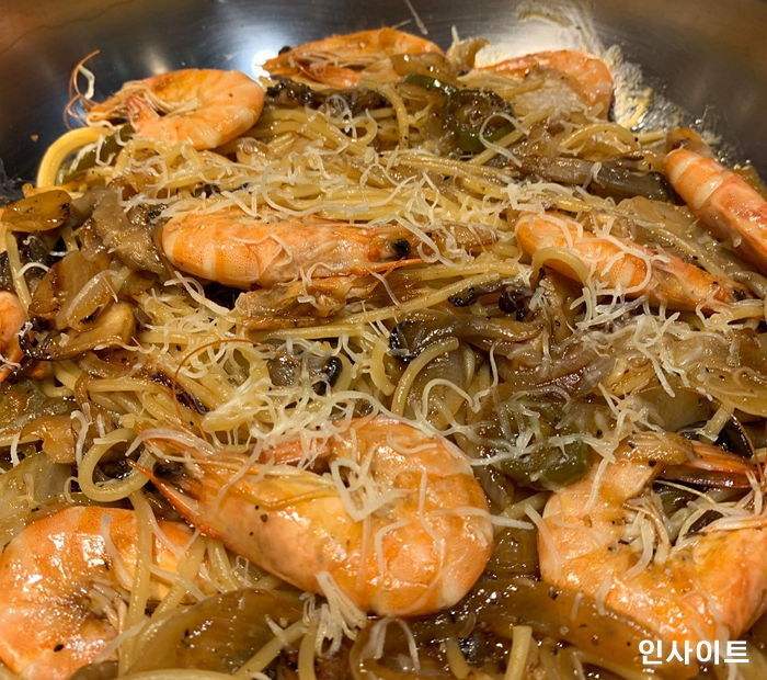 모의고사인 오늘(4일), 교복입고 애슐리 가면 하루종일 ‘런치’ 가격으로 먹는다