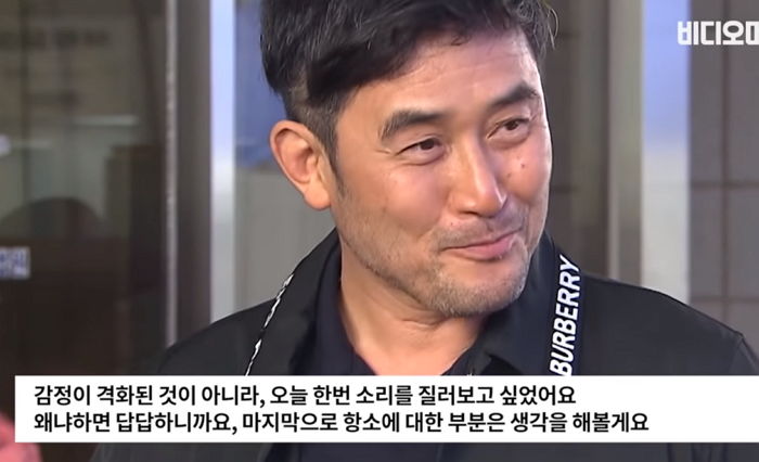 보복운전 혐의로 법원 출석하며 기자들과 어깨동무 한 ‘파워 당당’ 최민수