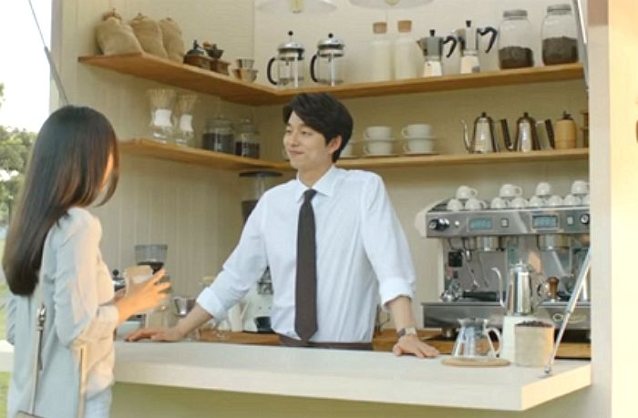 비가 올 때면 늘 ‘아이스 라떼’를 마시는 제가 오늘 카페 알바생에게 미치도록 설렜습니다