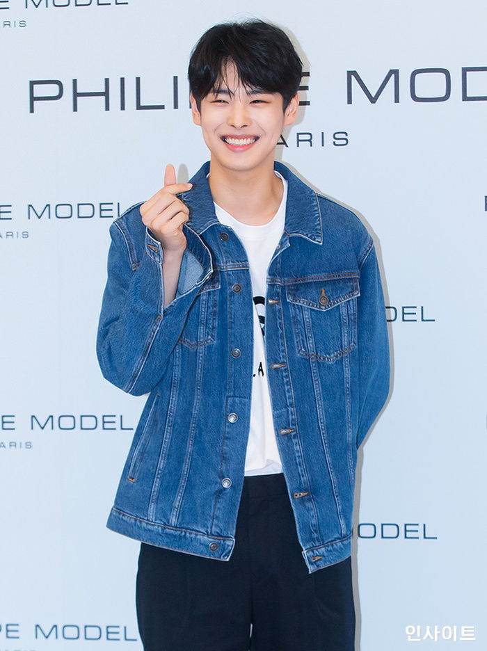 복학생 같은 ‘청재킷’ 패션마저 모델처럼 소화하는 ‘키 185cm’ 최병찬