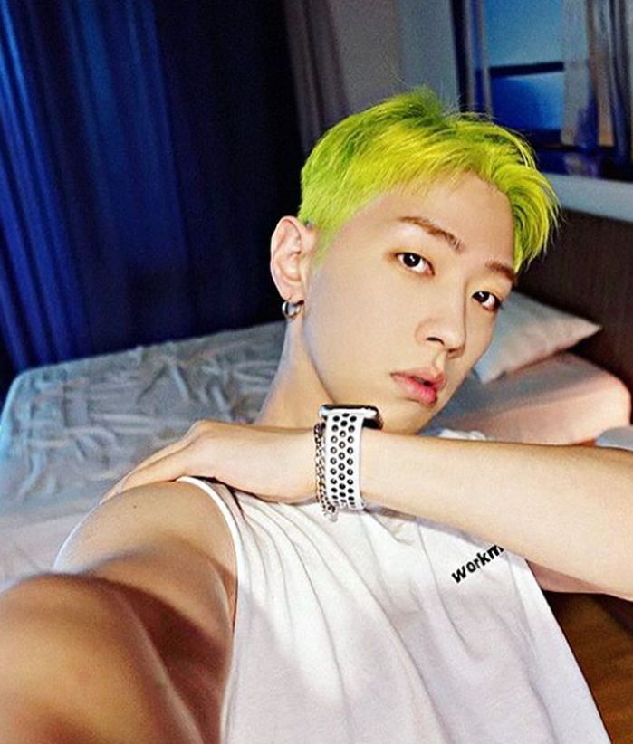 잔디 같은 ‘연두색’ 머리마저 완벽 소화하는 ‘짱잘’ 그레이