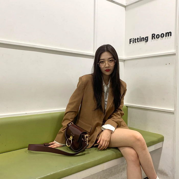 빈티지 안경 쓰고 ‘가을 여자’로 변신한 레드벨벳 조이