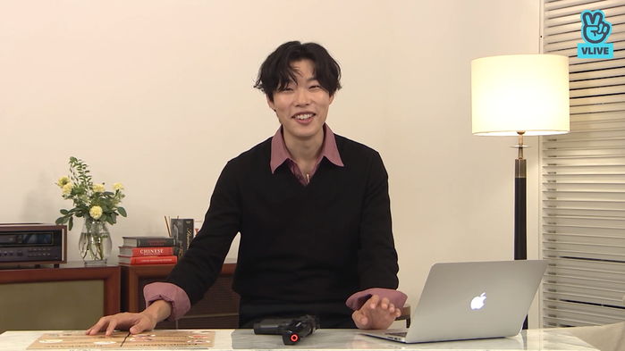 ‘사격’할 때 눈 안 감는다고 깨알 자랑한 ‘군필’ 류준열