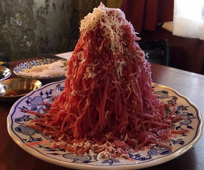 쫄깃한 눈꽃 육회+고소한 미숫가루 소주 조합으로 입소문 타고 있는 신촌 맛집
