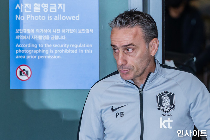 축구대표팀의 파울루 벤투 감독이 2019 아시아축구연맹(AFC) 아시안컵을 마치고 28일 오후 인천공항을 통해 귀국하고 있다. / 사진=고대현 기자 daehyun@